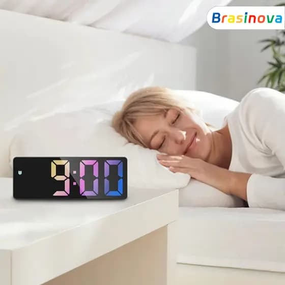 Relógio Digital de Mesa com Display LED, Visor Claro e Compacto para Escritório e Casa