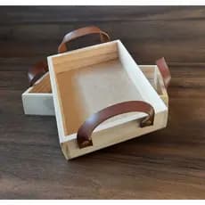 ENVIO IMEDIATO Bandeja Milão em madeira Pinus + alça em couro caramelo - Cestas de café e presente