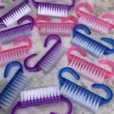 Escovinha de Unhas de Plástico com cerdas de Nylon - com 2 unidades vi