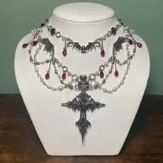 Colar Feminino Estilo Gótico para Halloween com Pingente de Morcego, Cruz e Coração de Cristal Vermelho, Acessório para