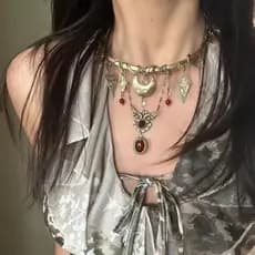 Colar vintage e elegante com pingente geométrico de lua em cristal vermelho, adequado para mulheres usarem no dia a dia