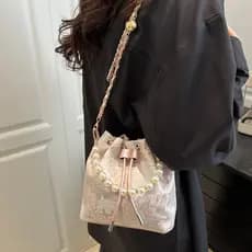 Nova bolsa feminina bordada requintada em estilo chinês de 2025, bolsa de ombro elegante, adequada para encontros diário