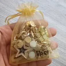 Kit Saquinho Surpresa  – 10 Acessórios para Babuche (8 Bottons + 2 Correntes)