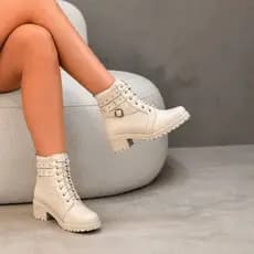 Bota feminina cano baixo Coturno Salto grosso baixo Bota detalhe Fivela spike Bota Tratorada maci