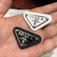 Broche Triangular Invertido Com Letras De Metal , Bolsa De Roupas Da Moda , Acessórios De Joias