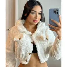 Casaco feminino teddy com botão, elástico e bolso.