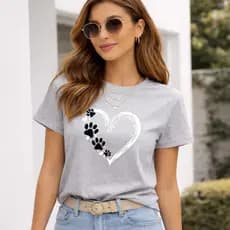 Camiseta Feminina Pet Lover Estampa Coração com Patinhas Casual Confortável Tendência