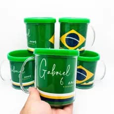 Lembrancinha Personalizada Futebol Brasil | Caneca Infantil para Festa | Nome e Idade