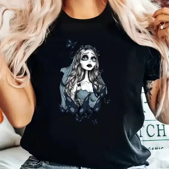 Camiseta Estampada Noiva Cadáver Gótica Feminina e Borboleta, 95% Poliéster 5% Elastano, Gola Careca, Tecido Malha