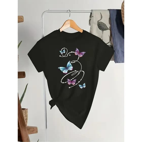 Camiseta Feminina Casual E Estilosa Em Puro Algodão Com Estampa Colorida De Borboletas E Rastros De Estrelas