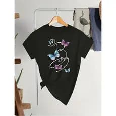 Camiseta Feminina Casual E Estilosa Em Puro Algodão Com Estampa Colorida De Borboletas E Rastros De Estrelas
