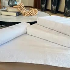 Toalha de Banho Carícia - Básica ( Mais Fina - Ideal para Salão ou Airbnb )
