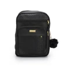 Bolsa Mochila Feminina com Alças Ajustáveis em Courino + Chaveiro Pompom