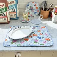 Sousplats e protetores de panela acolchoados, azuis e brancos, com estampas modernas, resistentes ao calor, anti-queimad