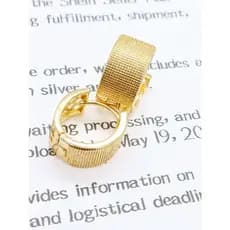 "Brinco Argola Dourado com Textura em Grade – Estilo Geométrico e Sofisticado"