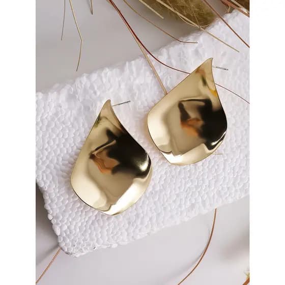 "Brinco Dourado em Forma de Gota – Design Escultural e Brilhante"