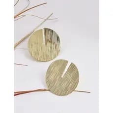 "Brinco Circular Dourado com Textura Vertical – Estilo Minimalista e Escultural"