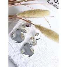 "Brinco Feminino Dourado com Formas Irregulares – Arte Moderna e Glamour Europeu"