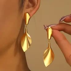 "Brinco Dourado Escultural – Design de Folha Moderna com Acabamento Espelhado"