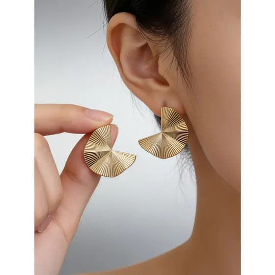 Brincos dourados em formato de leque, joias femininas modernas e elegantes.