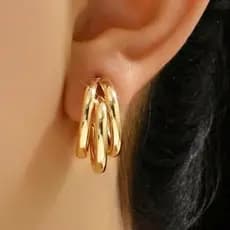 Brinco Argola Tripla Polido Dourado Hipoalergênico Jóia Moderna Ideal para Presentear Amiga, Mãe e Namorada