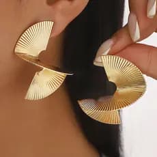 "Brinco Feminino Estilo Leque – Arte Geométrica em Dourado ou Prateado"