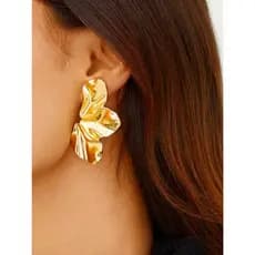 Classic and elegant European modern trend women's earrings. High-quality fashionable earrings suitable for daily wear.