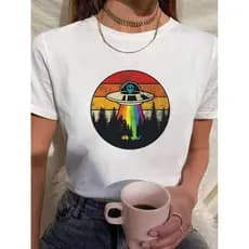 Bonito Camiseta Casual Feminina, 100% Algodão, Com Estampa De Uma Nave Espacial LGBTQIA+ Azul.