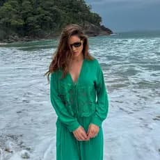 Conjunto de saída de praia feminino: cardigan e calça pantalona, ​​adornado com detalhes em renda, estilo boêmio.