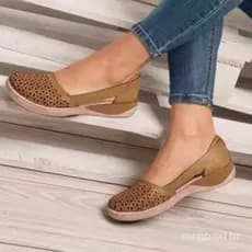 Comércio exterior 2021 novo estilo moda sandálias femininas Baotou oco 43 tamanho grande sandálias planas femininas.