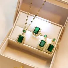 Conjunto Retrô Esmeralda Com Temperamento Luxuoso E Moderno , Anel , Brinco Pingente Em Três Peças