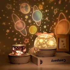 Luminária Projetor Giratório 360° com Bluetooth + Controle Remoto |  com 6 Temas | Quarto Presen