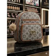 Mochila Feminina Con Monograma Pequena de Couro Sintetico + Chaveiro Pompom – Estilosa, Casual, Fashion e Dia a Dia
