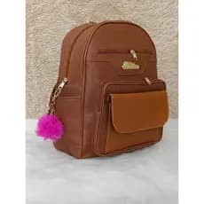 Mochila Feminina de Couro  Sintetico Casual deTrês Compartimentos Mas Bolsos Laterais  e Frontal + Chaveiro pompom