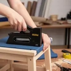 Alicate Grampeador Tapeçaria Resistente Com Grampos 8mm Preto Versátil
