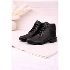 Bota Coturno Feminina Cano Curto Premium - Detalhe Perfurado e Ilhós Dourado
