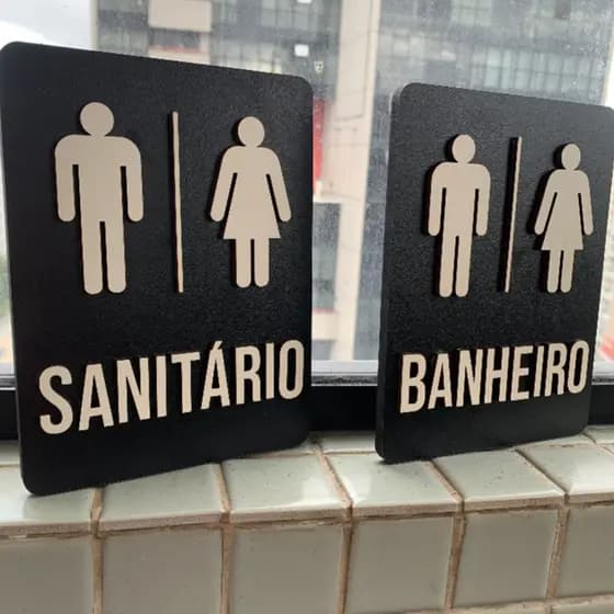 Placa Banheiro ou Sanitário MDF Preto 13×17cm – Sinalização