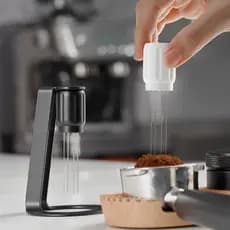 Agitador de café magnético em aço inoxidável com base magnética para desfazer grumos de pó de café.