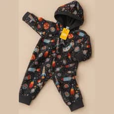 Macacão Fleece Bebê Inverno com Capuz e Estampa Foguetes Espaço Preto | Bebê a 3 Anos