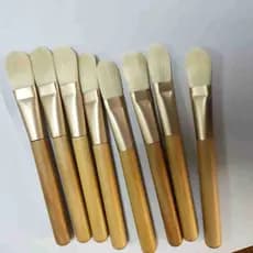 Pincel para máscara facial de madeira natural com cerdas macias, uma ferramenta de beleza para aplicação de máscaras de