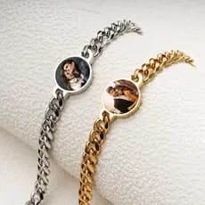 Pulseira termossensível personalizada, geométrica, circular e metálica, com imagens personalizadas.