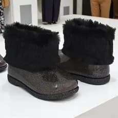 Bota galocha infantil feminina menina glitter com pelinho fofo cano baixo lançamento