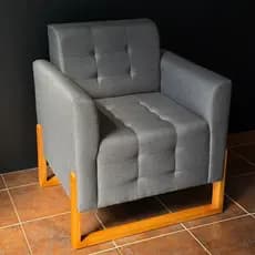 Poltrona Para Sala Linho Decorativa Pés Madeira Moderna Luxo Sofisticada Elegante