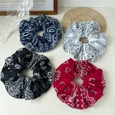 Grande scrunchie feminino estampado, de estilo exclusivo, com design único, acessório de cabelo em tecido.