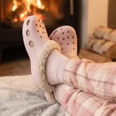 Babuche Feminino Forrado Pelúcia Pelinhos Pantufa Inverno Macio Antiderrapante Confortável