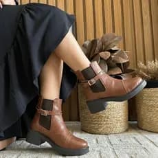 Bota Chelsea Feminina Cano Curto Bico Quadrado Salto Bloco Fivela Cruzada Removível Tratorada