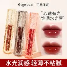 O brilho labial Gege Bear Mirror não mancha e é fácil de aplicar, proporcionando um acabamento brilhante.