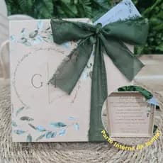 Caixa Personalizada com Fita de Chifon e Tag e Personalização na Parte Interna e Externa