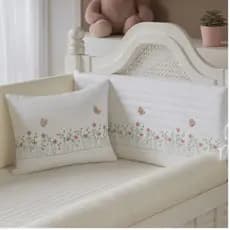 Kit Berço Bordado 5 Peças Completo Enxoval De Bebê Com Colcha Protetores Travesseiro E Lençol
