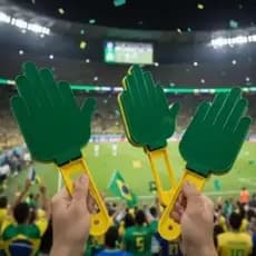 03 Bate Palmas do Brasil Ideal Para Fazer Barulho Em Eventos Esportivos Nas cores Verde e Amarelo.
